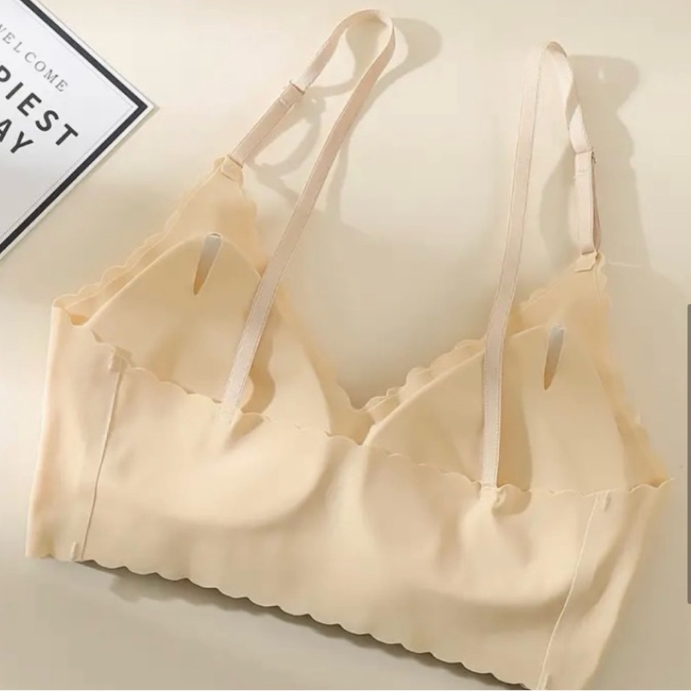 NWT Scallop Trim Wireless Bra
Comfy, Breathable Full Coverage - Picture 4 of 7